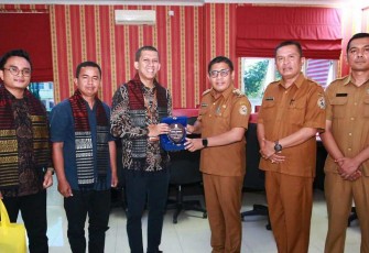 Direktur UT Medan saat menerima cenderamata 