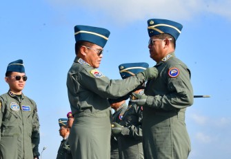 Kasal Laksamana TNI Muhammad Ali saat menyematkan Brevet Kehormatan Penerbangan kepada Pangkoarmada III Laksamana Muda TNI Hersan di Sidoarjo, Kamis (27/6)