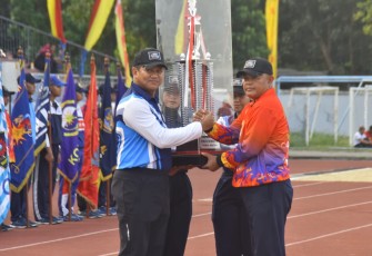 Pangkoarmada III Laksda TNI Hersan saat memberikan piala bergilir Poral Wiltim 2024