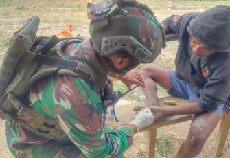 Berikan pengobatan luka infeksi warga perbatasan 