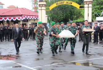 Prajurit Kodim 1001/HSU-BLG bawa tumpeng syukuran HUT Bhayangkara ke-78 di Mapolres HSU, Senin (1/7)