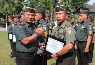 Dandim 0806/Trenggalek Letkol Czi Yudo Aji Susanto saat memberikan piagam penghargaan 