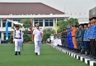 Kasal Laksamana TNI Muhammad Ali saat inspeksi pasukan dalam HUT Kolinlamil ke-63 di Jakarta, Selasa (2/7)
