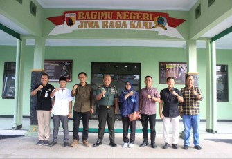 Dandim 0806/Trenggalek Letkol Czi Yudo Aji Susanto bersama jajaran KPU Trenggalek 