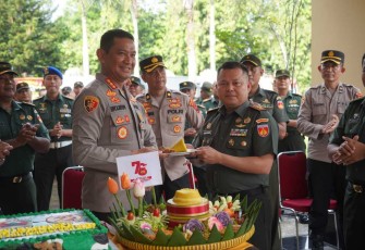 Danrem 071 Wijayakusuma Kolonel Inf Jamaluddin saat memberikan surprise nasi tumpeng syukuran HUT Bhayangkara ke-78 