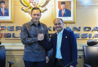Menteri ATR/BPN Agus Harimurti Yudhoyono bersama Ketua Komite I DPD RI Fachrul Razi di Jakarta, Selasa (2/7)