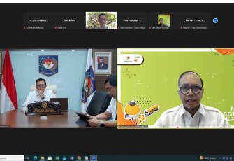 Dirjen Bangda Kemendagri Restuardy Daud saat memimpin rapat koordinasi secara daring 
