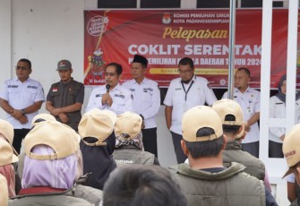Komisi Pemilihan Umum Kota Padangsidimpuan melaksanakan acara Pelepasan COKLIT (Pencocokan dan Penelitian) Serentak Pemilihan Kepala Daerah Tahun 2024, di halaman Kantor KPU kota Padangsidimpuan, Kamis (04/7)