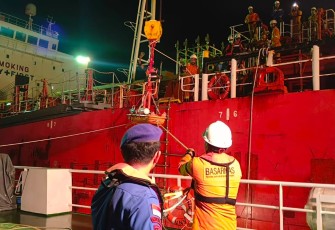 Diduga Keracunan Zat Kimia Berbahaya Tim SAR Gabungan Berhasil Evakuasi 2 Orang Crew Kapal Tanker Negara Luar 