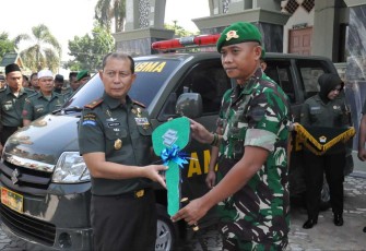 Danrem 031/WB Brigjen TNI Dany Racka saat menyerahkan kunci mobil ambulance 