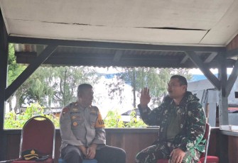 Dansatgas Yonif 509 Kostrad Letkol Inf Dian D Setyadi bersama Kapolres Intan Jaya di Pos Kotis Mamba