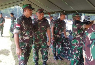 Danrem 121/Abw Brigjen TNI Luqman Arief saat mendampingi Kasum TNI Letjen TNI Bambang Ismawan di lapangan tembak Divif 1 Kostrad, Senin (22/7)