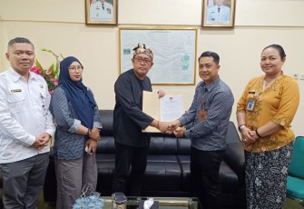 Penyerahan Salinan Keputusan KPU Kabupaten Karanganyar tentang Calon Terpilih Anggota Dewan Perwakilan Rakyat Daerah (DPRD) Karanganyar dalam Pemilu 2024, kepada Gubernur Jawa Tengah melalui Bupati Karanganyar, Kamis (25/7/2024)