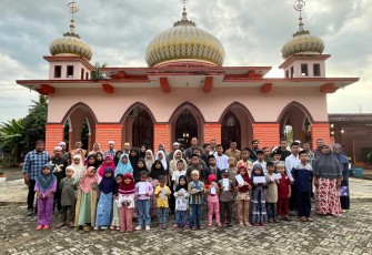 Foto bersama anak yatim usai santunan