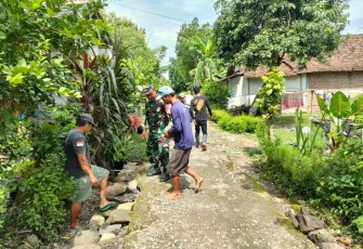 Babinsa Desa Mendak Ajak Masyarakat Perbaikan Jalan 