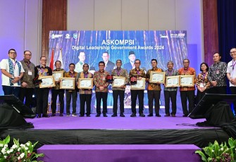 Restuardy Daud Serahkan Penghargaan pada Ajang ASKOMPSI Digital Leadership Government Awards 2024 