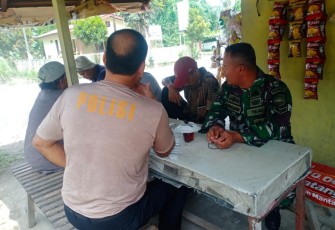 Personil Satgas Berinteraksi Bersama Warga di Lokasi TMMD.