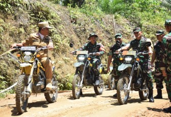 Ketua Tim Wasev Mabesad Tinjau Pembangunan Jalan yang dibangun Satgas TMMD