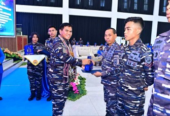 Kasal Laksamana TNI Muhammad Ali saat memberikan penghargaan prajurit berprestasi 
