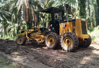 Mesin alat berat sedang mengejakan pembangunan jalan di lokasi TMMD Kodim 0204/DS