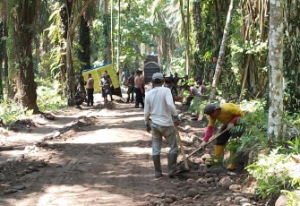 Warga turut membantu pekerjaan pembangunan jalan di lokasi TMMD Kodim 0204/DS