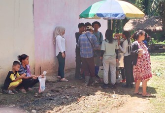 Pedagang di lokasi TMMD kian bertambah penghasilan.