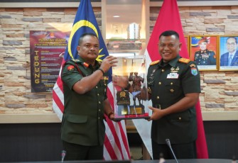 Panglima 3 Briged TDM memberikan cenderamata untuk Danrem 121/Abw Brigjen TNI Luqman Arief, Rabu (14/8)