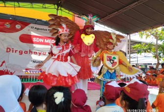 Lomba fashion show gebyar kemerdekaan SDN Medokan Ayu I/207 Surabaya, Kamis (15/8)