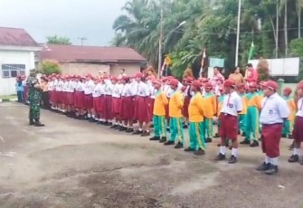 Serka Sunar Memberi Wejangan kepada Siswa Sekolah Dasar.