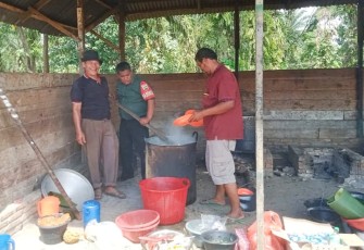 Persiapan Memasak Makanan untuk Personil Satgas di Lokasi TMMD