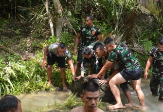 Satgas TMMD Perbaiki Penghubung Pipa Kolam Penampungan ke Pompa Hidram