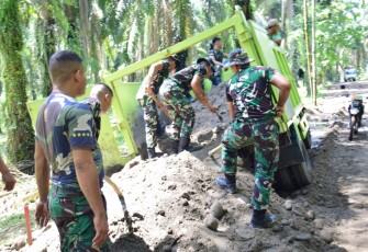 Truk pengangkut material terperosok di Lokasi TMMD