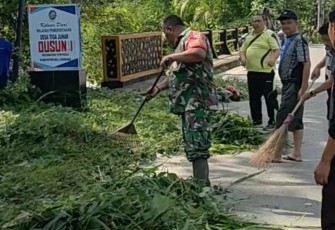 Satgas TMMD Kodim 0204/DS Giat Bersihkan Lingkungan Bersama Warga.