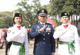 Kadispotdirga Lanud Husein Sastranegara Letkol Pas R Shandika R Wijaya bersama paskibraka SMA dan SMK Angkasa, Sabtu (17/8)