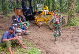 Satgas Berikan Edukasi Tentang Manfaat dan Tujuan Dilaksanakannya TMMD kepada Warga.
