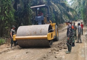 Operasional Alat Berat di Lokasi TMMD Mengerjakan Pengerasan Jalan.