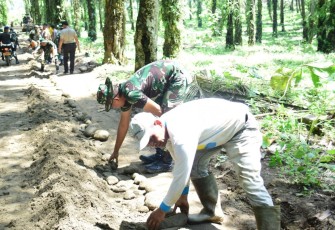 Personil TMMD Bersama Warga Memantapkan Kondisi Jalan Sepanjang 3.400 Meter di Desa Sumbul.