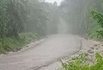 Tak Ada Kebdala Kondisi Badan Jalan yang Sudah Diperkeras di Lokasi TMMD Sedang Diguyur Hujan