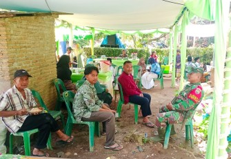 Babinsa Berikan Pengamanan pada Gelaran Hajatan dan Syukuran di HUT RI ke-79 di Desa Rumah Sumbul.