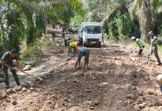 Truk pengangkut material di lokasi TMMD terus beroperasi.