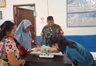 Serka Sunar Memberikan Pendampingan kepada Bulita ke Posyandu.