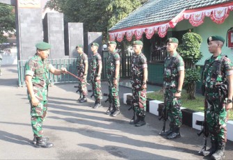 Danmenarmed 2 Kostrad Letkol Arm Siswo Budiarto memberikan arahan anggota regu jajar