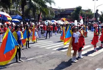 Salah satu penampilan kontingen peserta karnaval puncak perayaan Hari Ulang Tahun Kemerdekaan RI ke-79 di Kabupaten Karanganyar, Selasa (20/8/2024)