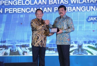 Mendagri Tito Karnavian bersama Menkopolhukam Hadi Tjahjanto 