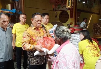 Kelenteng Gek Ong Long  Kong Bagikan Sembako kepada Warga.