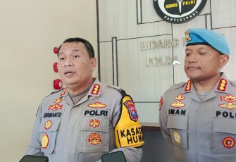 Kabid Humas Polda Jatim Kombes Dirmanto saat memberikan keterangan pers 
