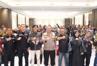 Kabid Humas Polda Jatim Kombes Dirmanto saat sarasehan bersama awak media
