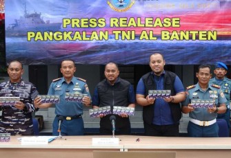 Danlanal Banten konferensi pers terkait penyelundupan rokok ilegal