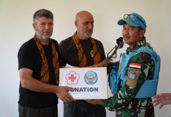 Satgas CIMIC Indobatt menerima donasi 
