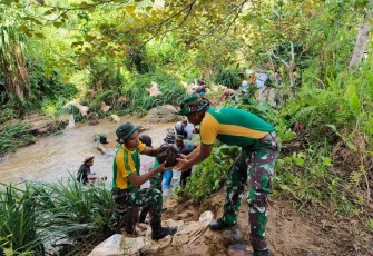 Bahu membahu bersama warga ambil batu untuk perbaikan jalan di perbatasan 